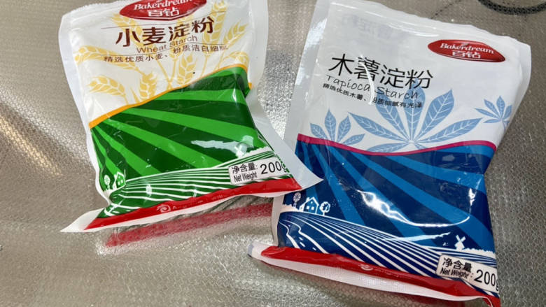 水晶饺子➕笋瓜鸡蛋水晶蒸饺,本来准备用土豆淀粉做,不过试验了一下效果不是很好,后来跟粤菜糕点师傅学习了一下,换成小麦淀粉和木薯粉,完美成功。比例:小麦淀粉200g,木薯淀粉60g,开水约280g