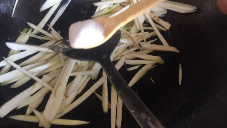 茭白烧肉,再次倒油,下入茭白翻炒,加入适量盐