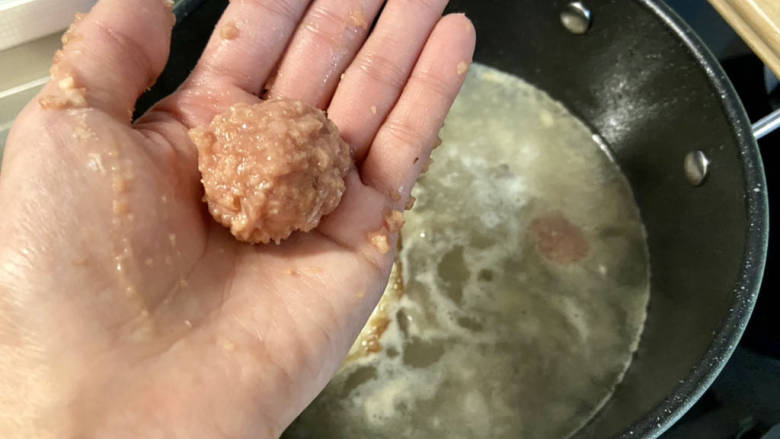 牛肉丸子汤➕生菜平菇牛肉丸子汤,把火改为最小,用勺子或手团成丸子,一个个下锅,保持小火