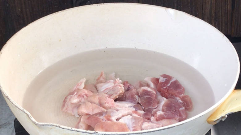 白萝卜炖猪肉,起锅注入适量清水,放入猪肉,煮沸后捞出备用