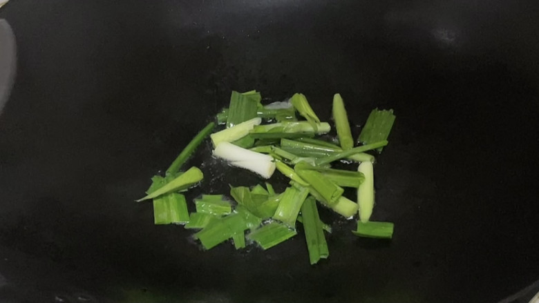 蘑菇炒肉片,锅中倒入适量油烧热后放入<a style='color:red;display:inline-block;' href='/shicai/ 3348'>青蒜</a>末,煸出香味