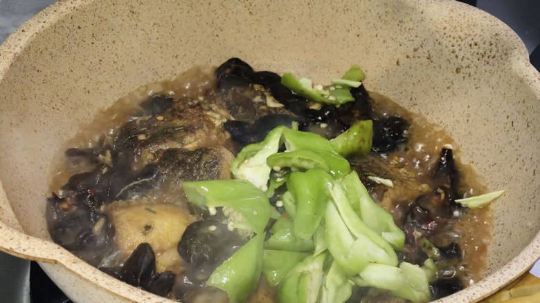 青椒木耳烧鱼块,5分钟后,放入青椒炒匀至断生