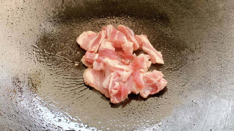 五花肉炒茭白,锅烧热油,加入五花肉煸炒。