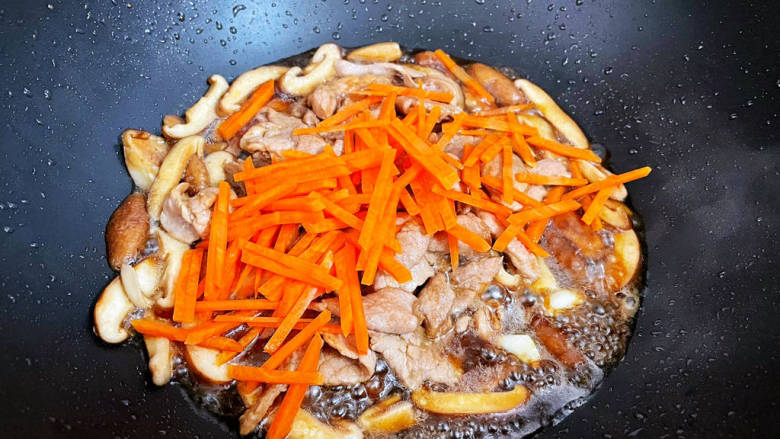 香菇肉片煲,加入胡萝卜