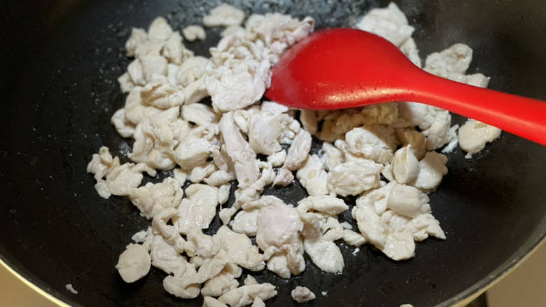 莴笋嫩炒鸡里脊,炒至变色。盛出备用。
