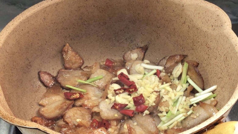 豆干炒腊肉,加入葱姜蒜和小米辣,炒出香辣味