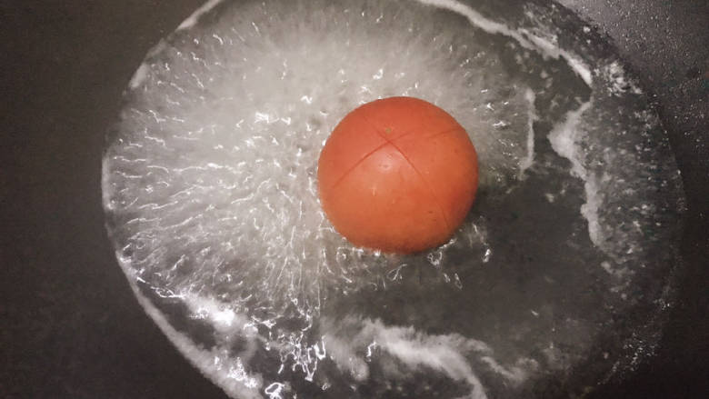 金针菇番茄汤,放入开水中烫10秒左右
