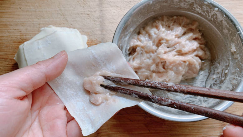 海鲜小馄饨,然后夹少许肉馅,至于馄饨皮中间