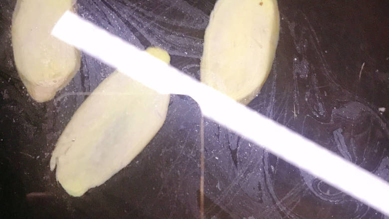 木耳扇骨汤,锅中放入清水,姜片