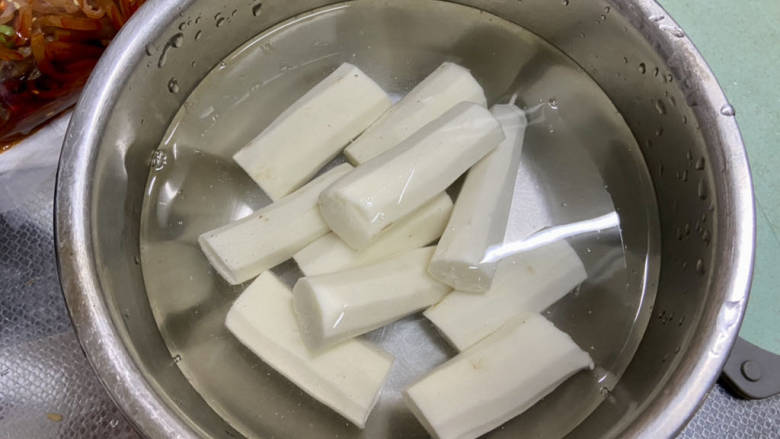 山药红豆糕➕奶香红豆山药糕,山药削皮洗净切小块,清水浸泡以免氧化