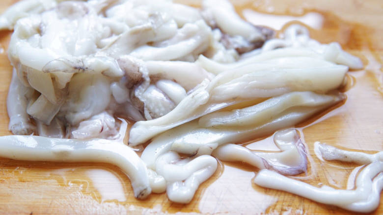 辣炒鱿鱼丝,<a style='color:red;display:inline-block;' href='/shicai/ 345'>鱿鱼</a>🦑去皮去内脏,冲洗干洗,切成小长条