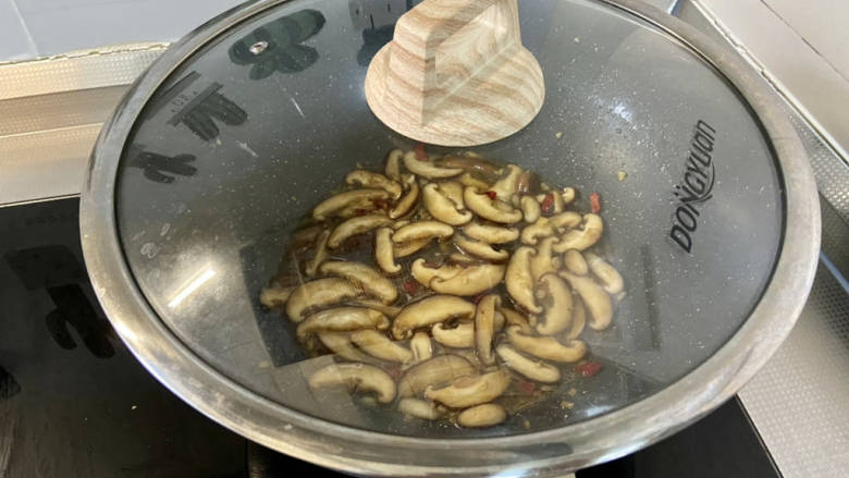 香菇炒生菜,加盖,中小火焖煮3分钟