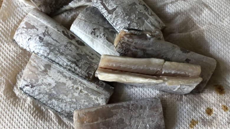 椒盐带鱼,剪掉带鱼的鱼翅,内脏清洗干净,控干水份,再用厨房纸擦拭多余的水份,这样油氽的时候不会炸开来。