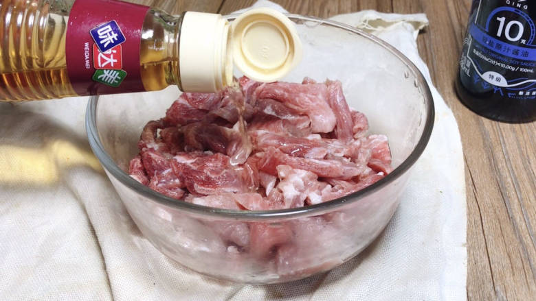 菜心梗炒肉,装入容器中,加入<a style='color:red;display:inline-block;' href='/shicai/ 718'>料酒</a>