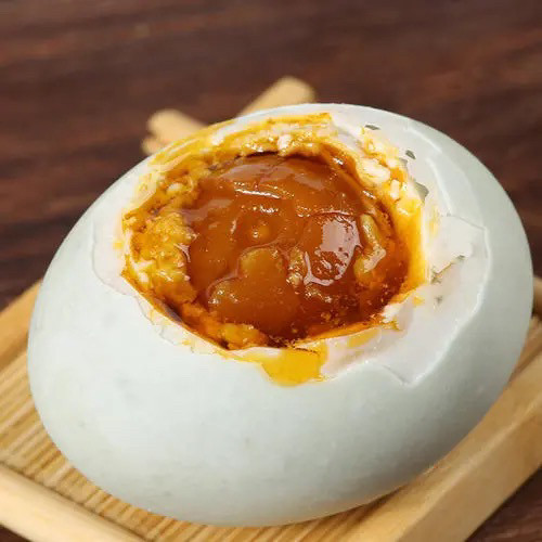 虾仁豆腐煲,咸鸭蛋黄准备3个,放在碗里用勺子捣碎。