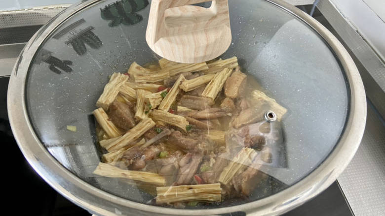蒜香焖翅,加盖,中小火焖煮三四分钟