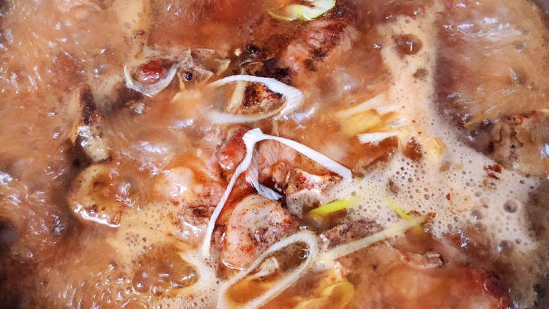 照烧排骨,加入开水,炖煮10分钟。