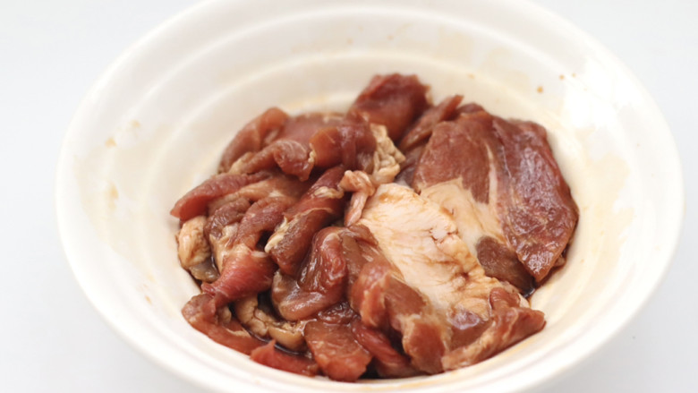 肉片炒蒜苔,混合搅拌均匀后,腌制20分钟。