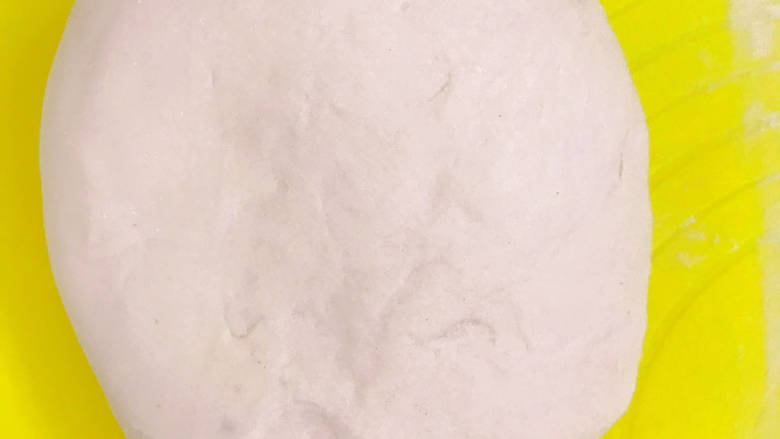#闹元宵#鲜花饺子,揉成光滑的面团,盖上保鲜膜静置15-20分钟
