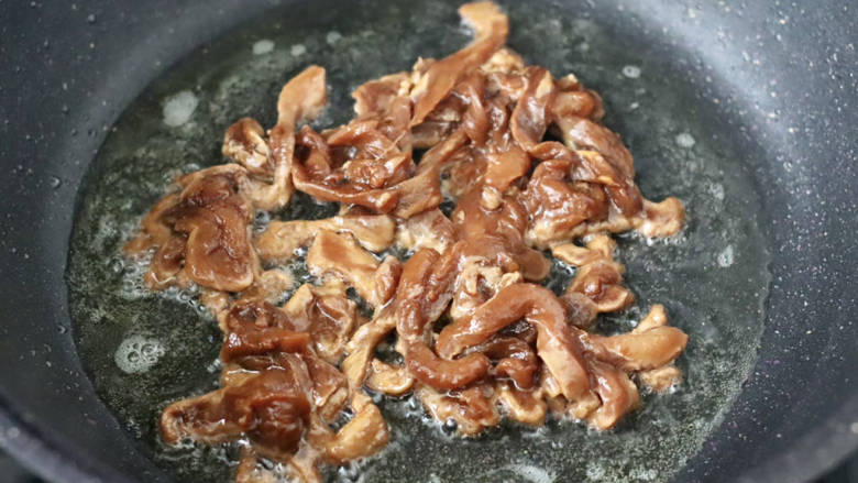 彩椒鸡肉孜然小炒,热锅倒入适量油烧热,放入腌制好的鸡肉。