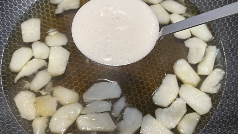 炒糖色马蹄糕,加到已经煮开的糖水(8步骤)中。