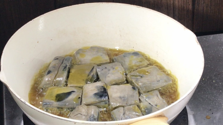 香辣臭干子,起锅热油,放入臭干子,先不要翻动