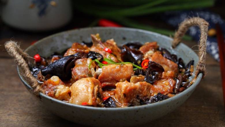 蒜蓉豆豉蒸排骨,无需炒炖也能做出香气扑鼻的排骨来,还能最大程度保留了食材的营养!