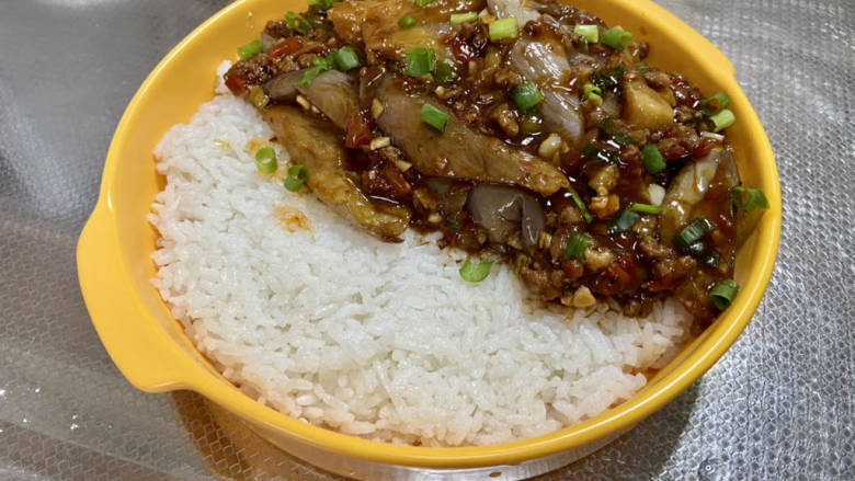 鱼香茄子盖饭,盛一碗米饭,舀上一大勺茄子,撒上葱末,既可以享受美味了
