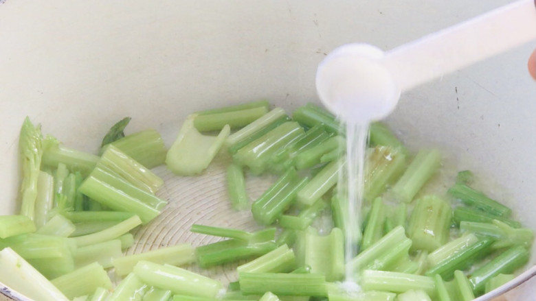 青菜火腿炒鸡蛋,加入少许盐和清水,炒匀至入味