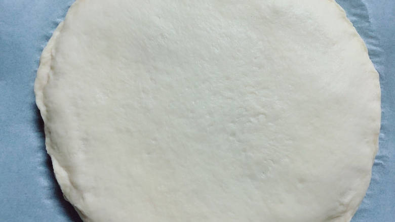 红糖面包,再盖上一层面饼,再抹上一层酱,盖上一层面饼,一共做四层。四边掐起不要露馅儿。