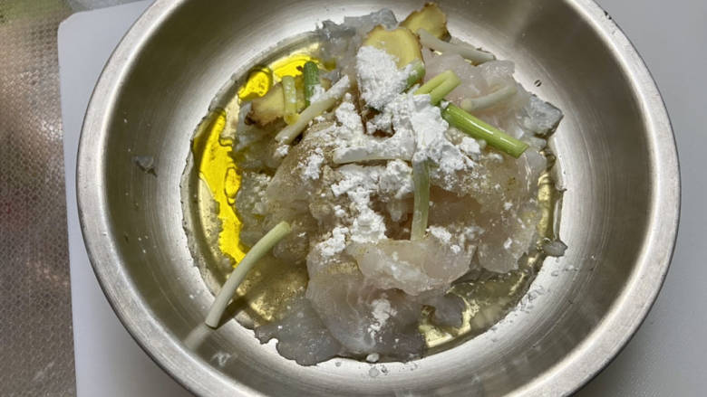 油泼鱼➕葱香浓郁油泼鱼片,加入一半的葱白姜片,蛋清,一汤匙料酒,半茶匙食盐,少许白胡椒粉,一茶匙玉米淀粉,一茶匙食用油