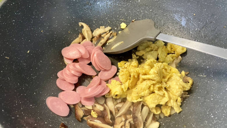 火腿青菜炒鸡蛋,加入鸡蛋肉花肠,中火翻炒均匀