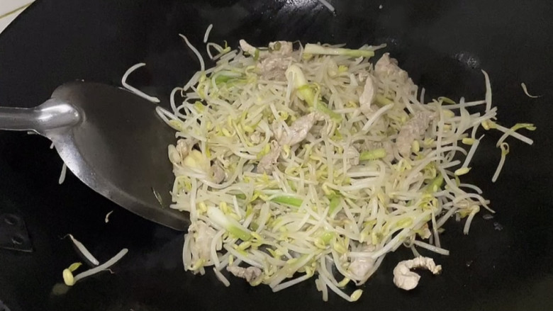 豆芽炒肉丝,炒至豆芽八分熟