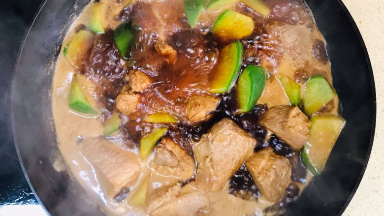 红酒炖羊肉,大火煮沸,转小火,炖煮至汤汁浓稠即可