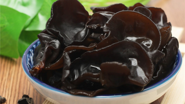 荷兰豆藕片,<a style='color:red;display:inline-block;' href='/shicai/ 136'>黑木耳</a>几朵就够了,用水泡发以后,撕成小块。