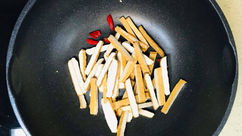 杂炒蔬菜,加入豆干条,翻炒均匀
