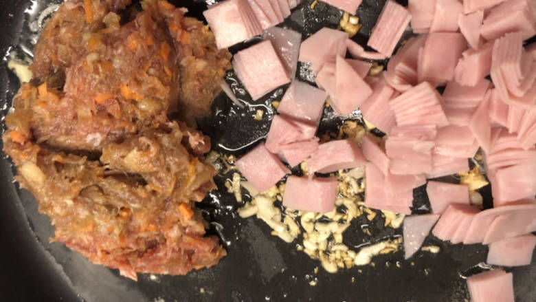 牛肉火腿意大利面🍝,大蒜翻炒后,加入牛油末和火腿块,翻炒均匀。<a style='color:red;display:inline-block;' href='/shicai/ 39966'>牛肉末</a>要炒熟