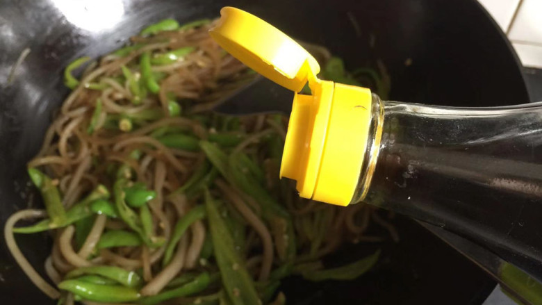 青菜炒粉条,少许<a style='color:red;display:inline-block;' href='/shicai/ 762'>老抽</a>上色