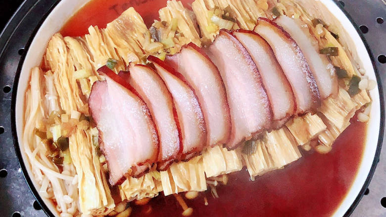 腊肉蒸腐竹,腊肉蒸腐竹蒸好了,撒上<a style='color:red;display:inline-block;' href='/shicai/ 3232'>香葱</a>末。