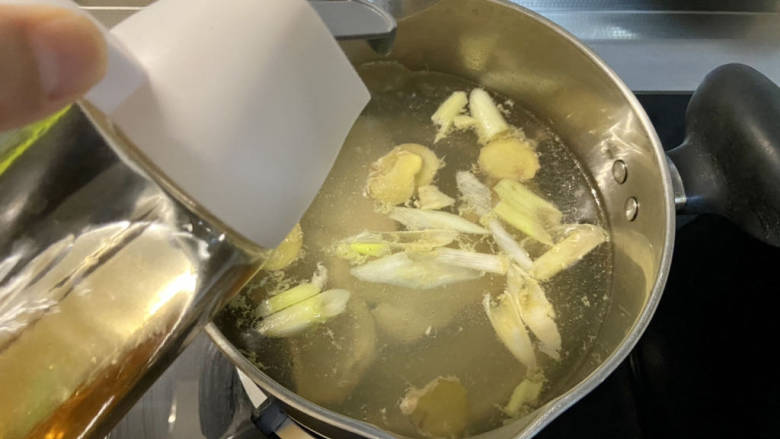 口水鸡丝,水再烧开,加入腌制好的鸡胸肉,一汤匙料酒,