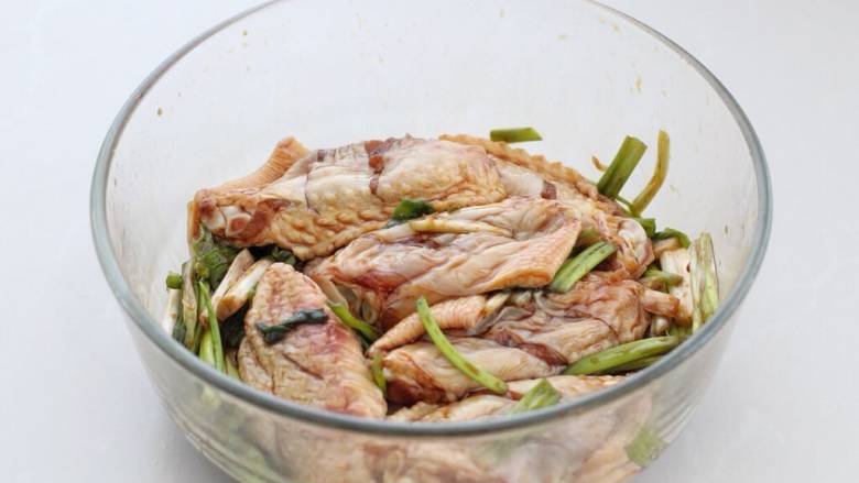蜂蜜鸡翅,带一次性手套将调料和鸡翅混合抓拌均匀,用手来回的揉搓鸡翅。覆盖保鲜膜腌制三个小时以上,时间允许可以腌制再久一些。