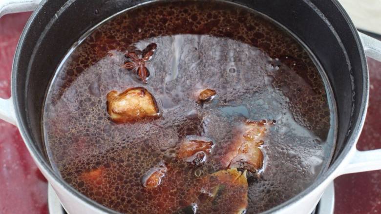 排骨土豆炖豆角,加入足够量的热水大火煮沸,改小火加盖炖煮约40分钟。