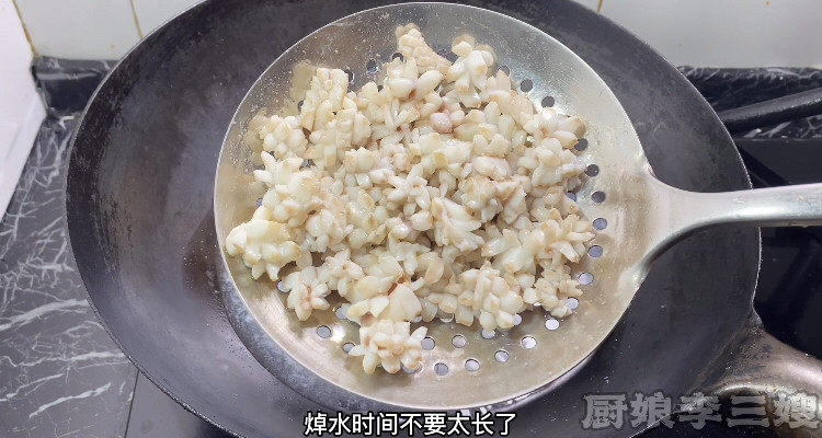 尖椒玉米炒鱿鱼教程,焯完水的<a style='color:red;display:inline-block;' href='/shicai/ 345'>鱿鱼</a>捞出