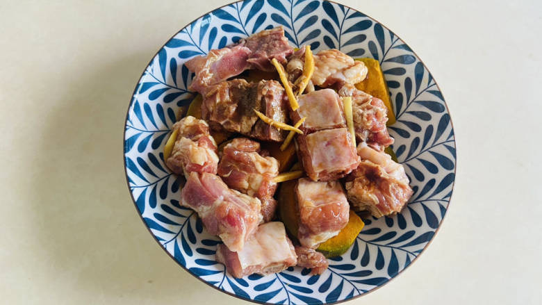 家常蒸排骨,码入腌制好的排骨,倒入腌制排骨的调料汁