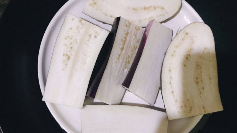 凉拌蒸茄子,对半开,冷水上锅蒸10分钟左右