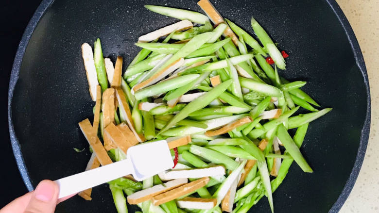 杂炒蔬菜,翻炒至芦笋恹恹后,撒入盐调味