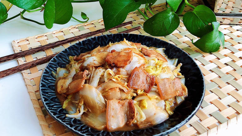五花肉炖白菜,超级下饭的五花肉炖白菜就上桌了!