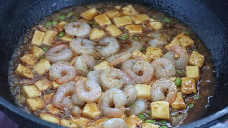 虾仁豆腐煲,再将虾仁放进去继续晃动锅,使虾仁和豆腐混合均匀。