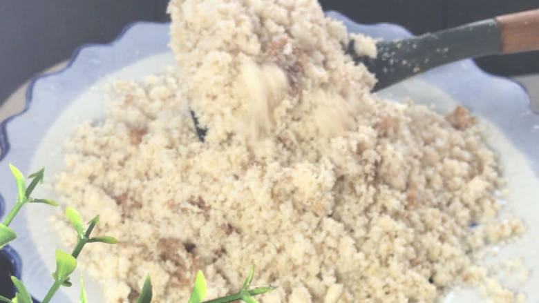 辣椒炒豆渣,炒至变色出浓浓的豆香味，散斢开状盛出备用