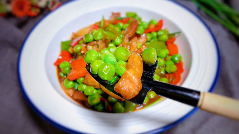 豌豆米炒肉,出锅装盘,上桌即可食用